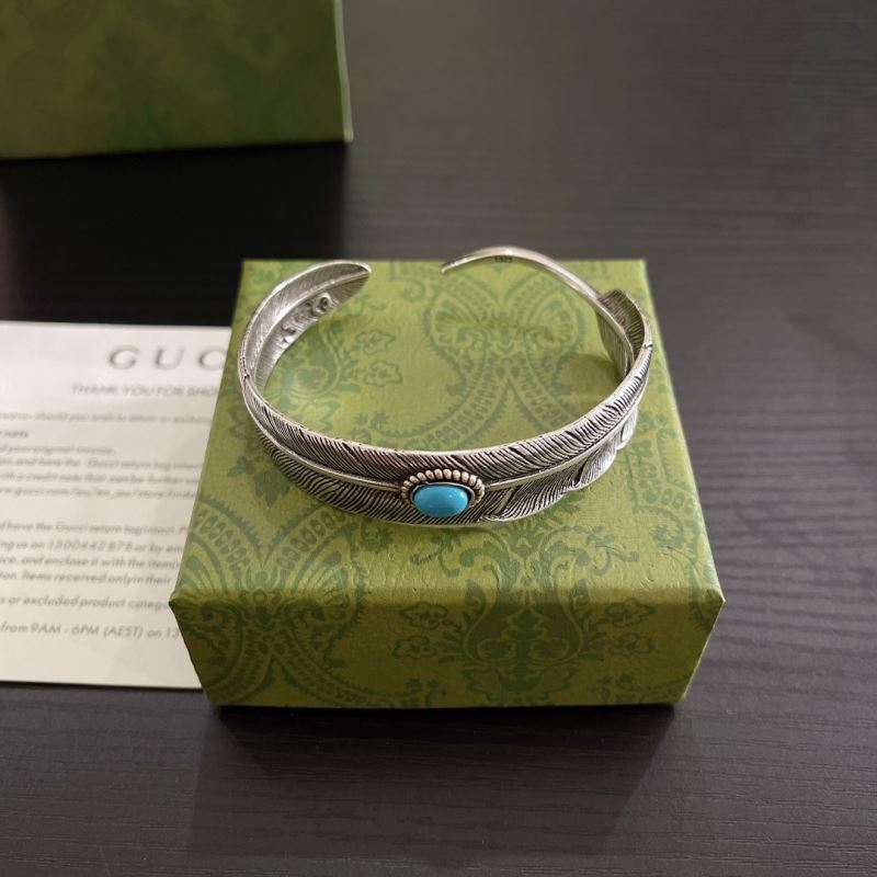G*u*i bracelets